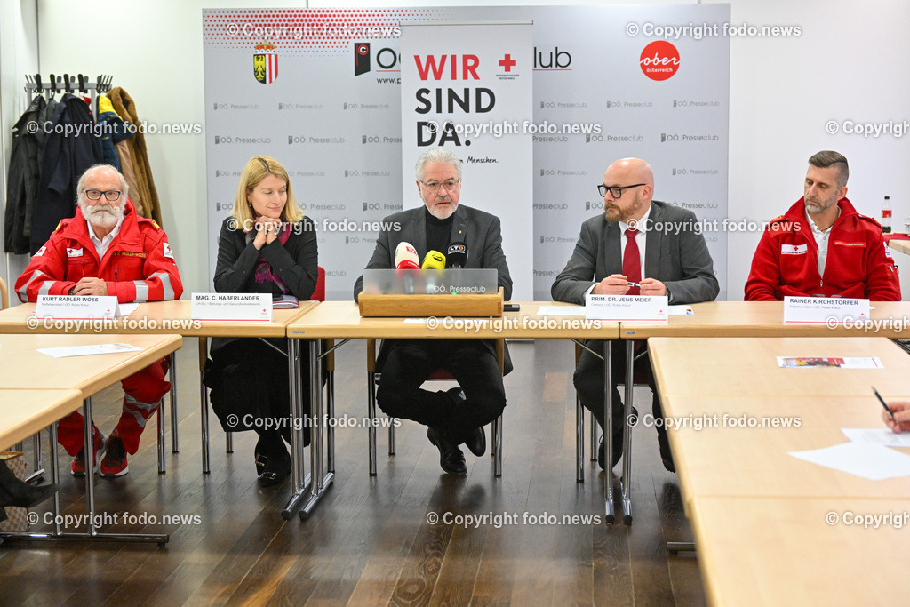 Pressekonferenz Oesterr. Rotes Kreuz_ 50 Jahre Notarztdienst in Ooe_ 31.01.2024-5 | 31.01.2024, Presseclub Linz, AUT, Pressekonferenz Oesterr. Rotes Kreuz, 50 Jahre Notarztdienst in Ooe, im Bild Kurt Radler-Woess (Notfallsanitaeter, Mitarbeiter der ersten Stunde), LH-StvIn Christine Haberlander (VP), Walter Aichinger (Praesident des Roten Kreuz Ooe), Jens Meier (Primar, Vorstand der Klinik für Anaesthesiologie und Operative Intensivmedizin am Kepler Universitaetsklinikum, Chefarzt Ooe. Rotes Kreuz), Rainer Kirchstorfer (Notfallsanitaeter, Stuetzpunktleiter NEF Linz)