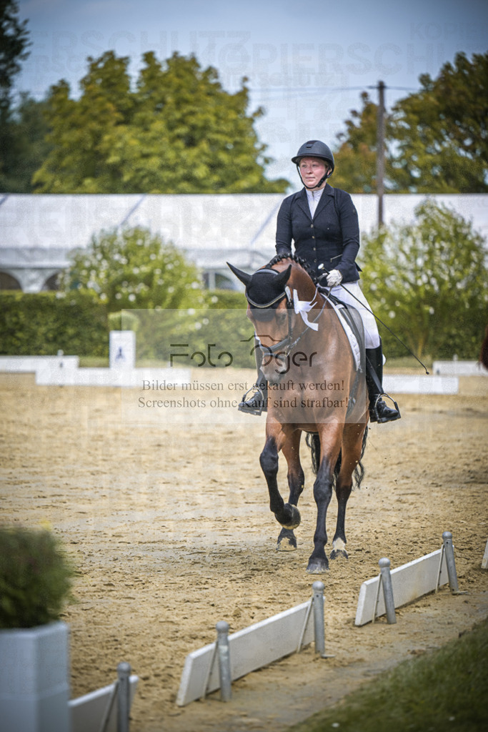 DOS_0401 | Entdecke hochwertige Reitturnierfotos von Foto Oger. Professionell, emotional und authentisch – jetzt Lieblingsmomente im Shop bestellen.Deutschlandweite Turnierfotografie. - Realisiert mit Pictrs.com