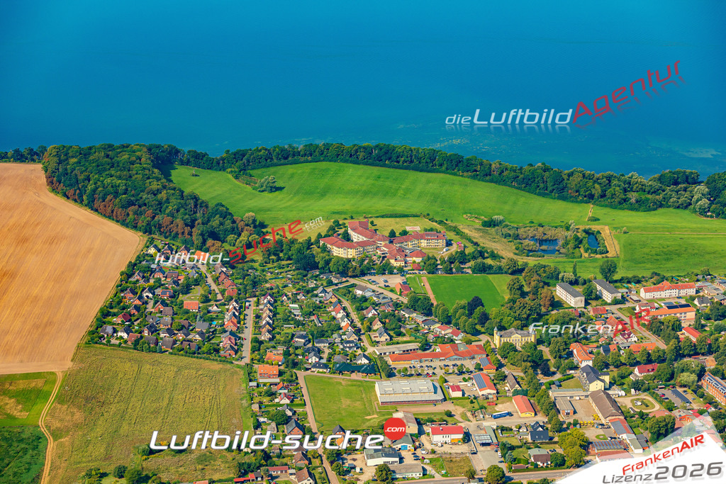 Neue Luftbildaufnahme der Stadt Leezen - Das Luftbild wurde 2025 vom UL-Flugzeug heraus erstellt ( keine Drohnenaufnahme ) - Hochauflösende Luftaufnahme - für Wandbilder und großformatige Ausdrucke geeignet. Das besondere Geschenk!Hier alle&nbsp;Infos zur Lizenzierung der LuftaufnahmeWir fliegen auch dieses Jahr wieder in Ihre Region um Luftbilder zu erstellen.- Luftbild anfragen