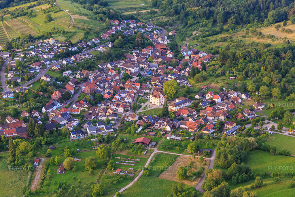 Luftbild: Dorfansicht von Südwesten mit Schmieheimer Schloss im Ortsteil Schmieheim in Kippenheim im Bundesland Baden-Württemberg in Deutschland. Foto: IMG_147488.jpg vom 29.05.2025 durch Werner Riehm/FLY-FOTO.de