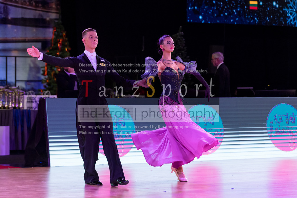 20241215_WDSF_Int_Open_Std-Riga-9755 | Tanzsportbilder, Standardtanz, Lateintanz, WDSF, DTV, LTVB, dancecomp, goc, hessen tanzt, blaues band der spree, walzer, tango, wiener walzer, slowfox, quickstepp, samba, rumba, cha-cha-cha, paso doble. jive, hd-kroft photography, turniertanzsport