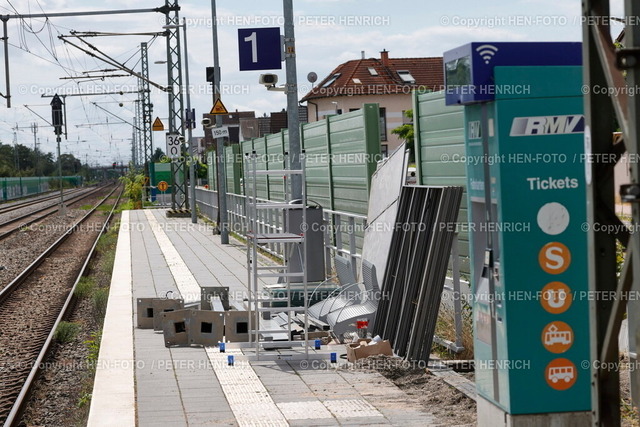 20240716-_11A2346-bahnsanierung-gernsheim-HEN-FOTO | 16.07.2024 Arbeiten an der gesperrten Riedbahn-Strecke (Frankfurt - Mannheim) der Deutschen Bundesbahn - hier Baustelle Schallschutz Bahnhof Gernsheim - wegen Generalsanierung an Gleise, Weichen, Bahnhöfe, Signale, Stromführung, Schallschutz für ca. 5 Monate - der Riedbahn Ersatzverkehr erfolgt per Bus (Foto: Peter Henrich) - Realisiert mit Pictrs.com