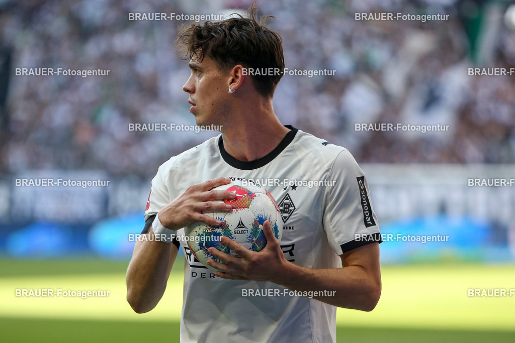 Borussia Mönchengladbach vs Hamburger SV - Bundesliga  | Mönchengladbach, Deutschland, 24.08.25:   Philipp Sander (Borussia Mönchengladbach) schaut mit Ball in der Handwaehrend des Spiels der Bundesliga zwischen Borussia Mönchengladbach vs Hamburger SV im Stadion im Borussia Park(Foto von Brauer-Fotoagentur / Adrian Schlueter)