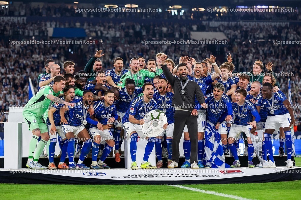 S0417052602039 | 17.05.2026, Fußball, FC Schalke 04 - Eintracht Braunschweig, 34. Spieltag, 2. Fußball Bundesliga, Veltins-Arena Gelsenkirchen, Saison 2025 2026: Schalke 04 ist Meister der 2. Bundesliga. Die Mannschaft gewinnt die Meisterschaft und steht jubelnd auf dem Spielfeld. Freude und Emotionen nach dem Sieg. Übergabe Siegerehrung Kenan Karaman&nbsp;&nbsp;(Schalke04 #19) mit der Meisterschale in der Hand neben Cheftrainer Miron Muslic (Schalke04) auf dem Podest DFB regulations prohibit any use of photographs as image sequences and or quasi-video.