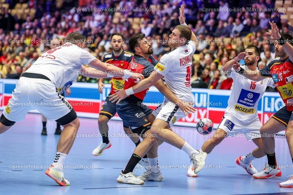 EHF15012601058 | 15.01.2026, Handball, Men's EHF EURO 2026, Spanien - Serbien, Jyske Bank Boxen in Herning, Dänemark, Preliminary Round:  Agustin Casado Marcelo (Espania #08) im Zweikampf gegen   Mijajlo Marsenic (Serbien #93)  Dragan Pechmalbec (Serbien #46) 
