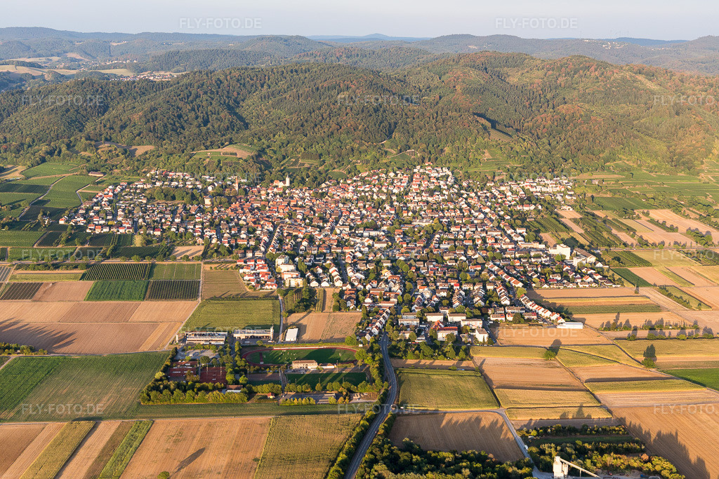 Luftbild: am Rand der hessischen Bergstrasse in Leutershausen im Ortsteil Leutershausen in Hirschberg im Bundesland Baden-Württemberg in Deutschland. Foto: IMG_109388.jpg vom 30.07.2018 durch Werner Riehm/FLY-FOTO.de