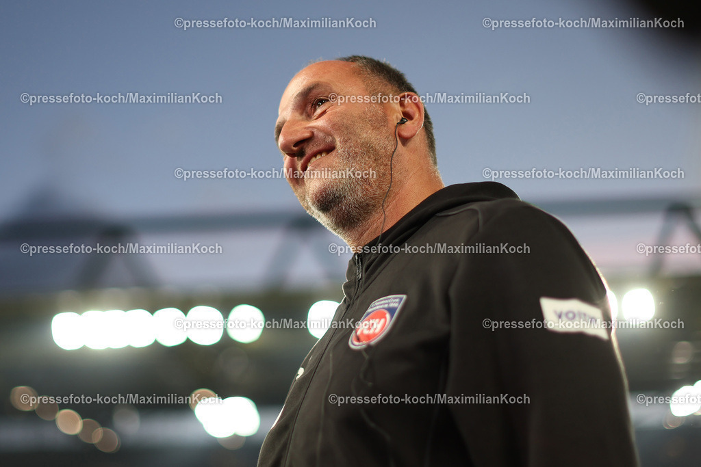 BVB13092402137 | 13.09.2024, 1. Fußball Bundesliga, Borussia Dortmund - 1. FC Heidenheim 1846, Signal Iduna Park, Saison 2024 2025: Trainer Frank Schmidt (Cheftrainer Heidenheim)DFB regulations prohibit any use of photographs as image sequences and or quasi-video.