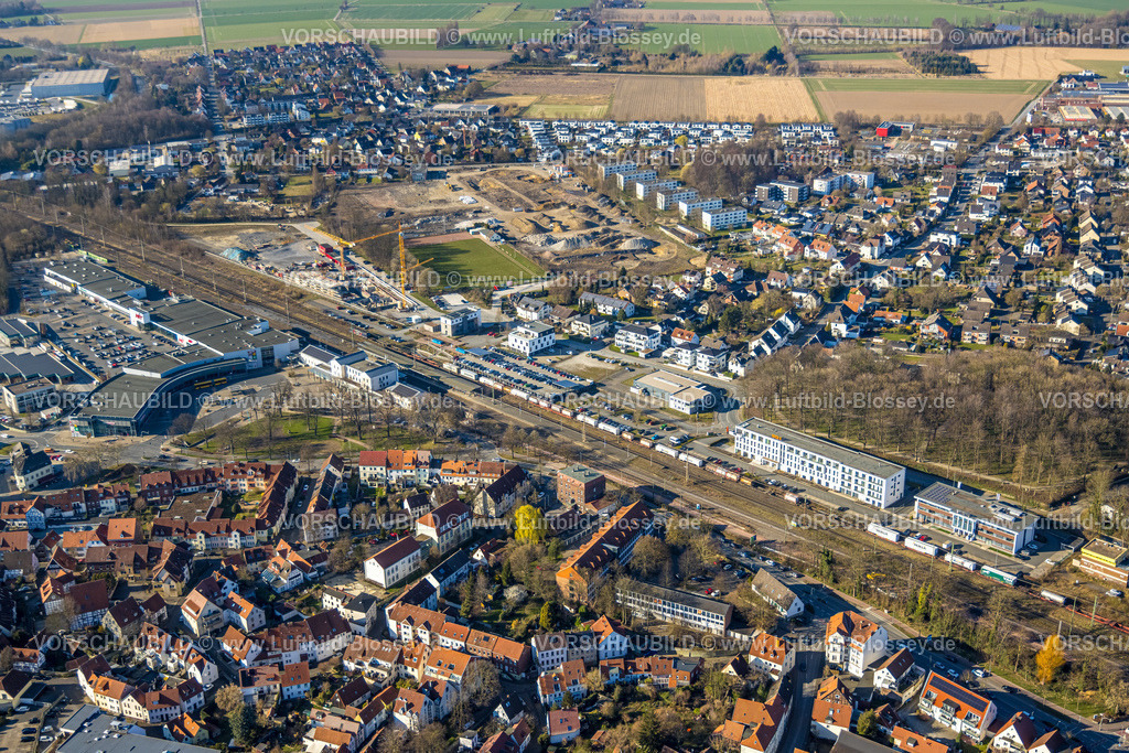 Soest250306577 | Luftbild, Baugebiet Teinenkamp, Reihenhäuser, Sportplatz Jahnplatz des TuS-Jahn Soest e.V., Neubau Wohngebiet Bergenring, Baustelle für die VHS, das DiLAS und das Kundenzentrum der Stadtwerke, Soest, Soester Börde, Nordrhein-Westfalen, Deutschland