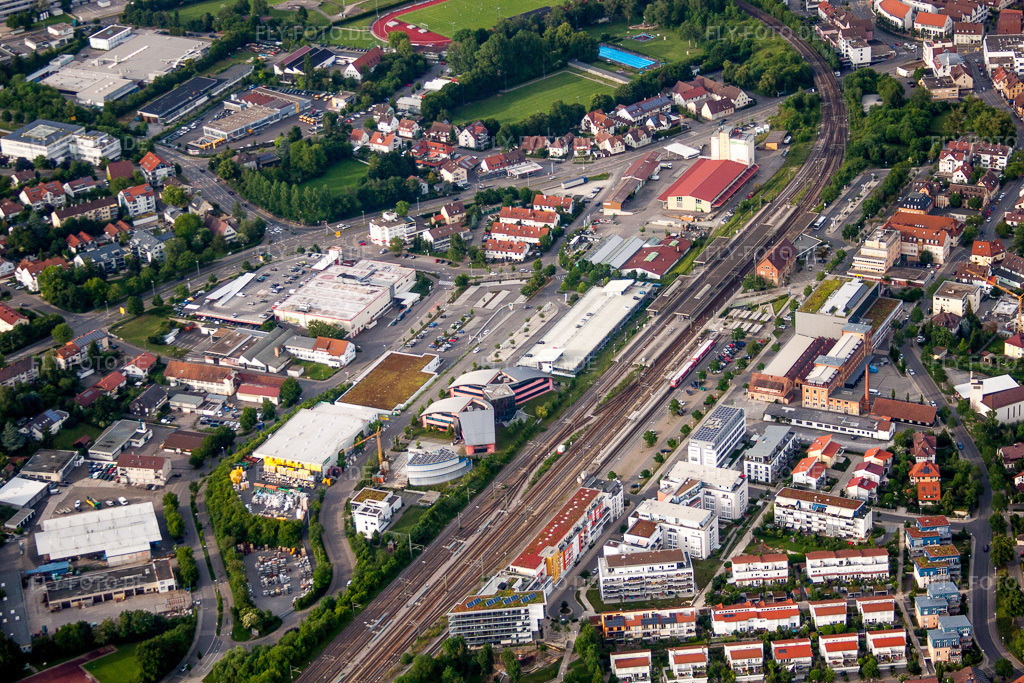 Luftbild: Bahnhofsgebäude und Gleisanlagen des S-Bahnhofes Herrenberg mit UDG Herrenberg GmbH und Steinbeis-Hochschule Berlin in Herrenberg im Bundesland Baden-Württemberg in Deutschland. Foto: IMG_66875.jpg vom 07.06.2014 durch Werner Riehm/FLY-FOTO.de