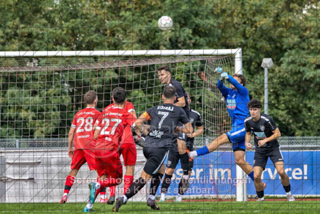 20250928_151130_0111-Bearbeitet | #,1.FC Donzdorf (rot) vs. SV Ebersbach (schwarz), Fußball, Bezirksliga - Bezirk Neckar/Fils, 06. Spieltag, Saison 2025/2026, Rasenplatz Lautertal Stadion, Süßener Straße 16, 73072 Donzdorf, 28.09.2025 - 15:00 Uhr,Foto: PhotoPeet-Sportfotografie/Peter Harich