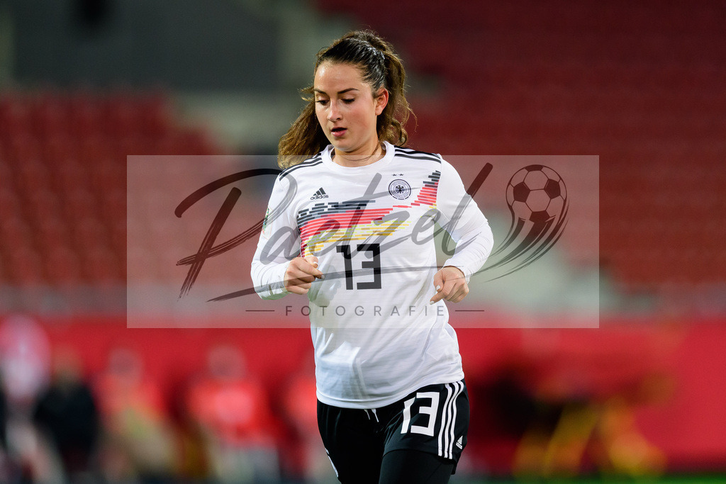 GERTUR20211126_140 | Fussball, Frauen: Sara Daebritz (Germany) schaut bei dem Spiel der WM-Qualifikation zwischen Deutschland und Tuerkei im Eintracht-Stadion am 26.11.2021 in Braunschweig, Deutschland. - Realisiert mit Pictrs.com