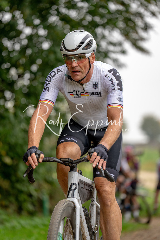 Ralf Eppink Photography 20251011_DSC00670 | Sportfotografie, Eventfotografie, Porträtfotografie, Radsport Fotograf, Triathlon Fotograf, Düsseldorf Fotograf, Köln Fotograf, Actionfotografie, Teamfotografie, Peoplefotografie, Business Portraits, Veranstaltungsfotografie, Reportagefotografie - Realisiert mit Pictrs.com