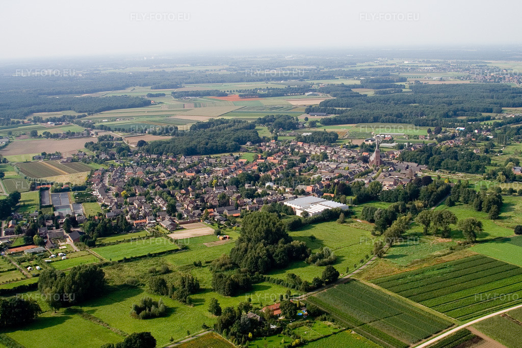 Vue aérienne: Vue de la ville à Lomm dans le département Limbourg, Pays-Bas. Photo: IMG_12938.jpg prise le 31/08/2008 par Werner Riehm/FLY-FOTO.eu – Résolution de l'original: 3456 x 2304 px