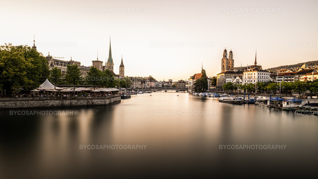 Zurich Golden Calm _ 900 Seconds | Eine einzigartige Langzeitbelichtung von über 900 Sekunden zeigt die historische Zürcher Altstadt im sanften, goldenen Abendlicht. Die Limmat verwandelt sich in eine glatte, spiegelglatte Oberfläche, die dem Bild Ruhe, Minimalismus und eine luxuriöse Atmosphäre verleiht.Links erstrecken sich elegante Terrassen am Wasser, während sich an beiden Ufern die Wahrzeichen der Stadt erheben: Fraumünster, St. Peter und Grossmünster.Die perfekte Balance zwischen urbanem Leben und vollkommener Stille.Dieser Druck bringt Ruhe und Eleganz in jeden Raum:✔️ Wohnzimmer✔️ Büro✔️ Hotelzimmer✔️ Moderne Architektur und Inneneinrichtung - Realisiert mit Pictrs.com