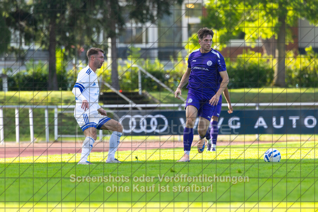 20261010_160430_0370_(c)_by_PhotoPeet | #,1.FC Eislingen (weiß) vs. TSV Bernhausen (lila), Fussball, Landesliga 2 - wfv, 11. Spieltag, Saison 2026/2027, Rasenplatz, Eichbachstation, Haldenstraße, 73054 Eislingen, 10.10.2026 - 15:30 Uhr,Foto: PhotoPeet / Sport- &amp; Eventfotografie / Peter Harich