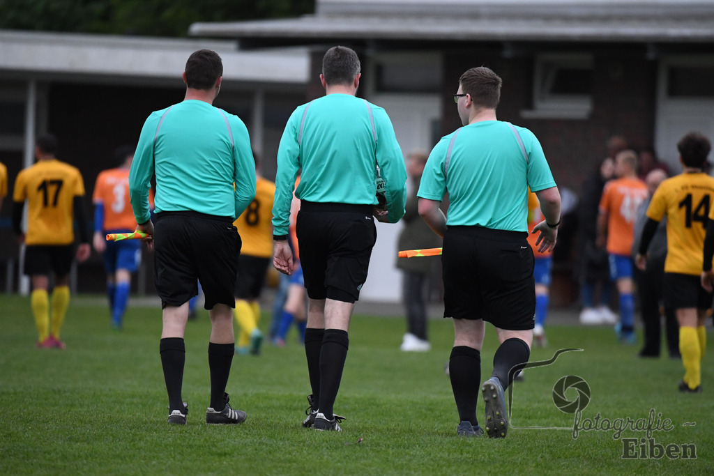 TuS Ofen-FC Ohmstede | Herren Kreispokal Halbfinale; TuS Ofen (orange)-FC Ohmstede (gelb) am 17.05.2023; in Ofen (Sportanlage Ofen), Photo: Philip Eiben 2023 - Realisiert mit Pictrs.com