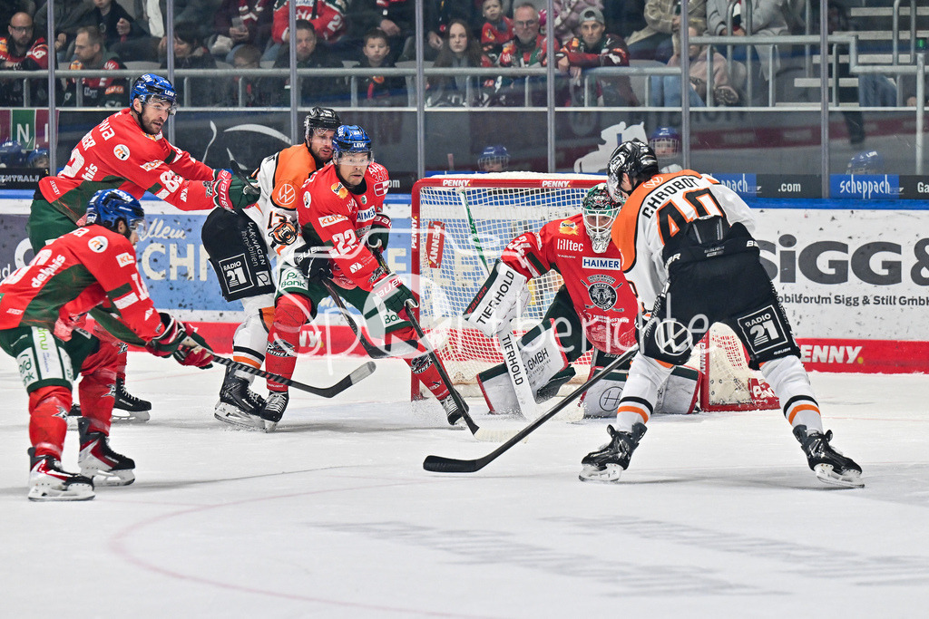 Augsburger Panther - Grizzlys Wolfsburg | Der Schuss von Juian CHROBOT (Grizzyls Wolfsburg 40) geht in dieser Szene am Tor vorbei / Torchance / DEL: Augsburger Panther - Grizzlys Wolfsburg; Curt Frenzel Stadion am 10.10.2025