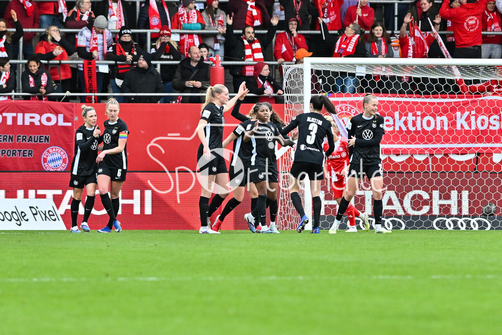 FC Bayern München - VfL Wolfsburg | MUNICH, GERMANY - 22. FEBRUARY: Jubel der Wolfsburgerinnen nach dem Treffer zum 0-1 durch Kessya BUSSY (VfL Wolfsburg Frauen 19) / Tor / Torschuetze / Freude / Happy während dem Spiel zwischen den Frauen des FC Bayern München und den Frauen des VfL Wolfsburg am 19. Spieltag der Google Pixel Frauen-Bundesliga am FC Bayern Campus