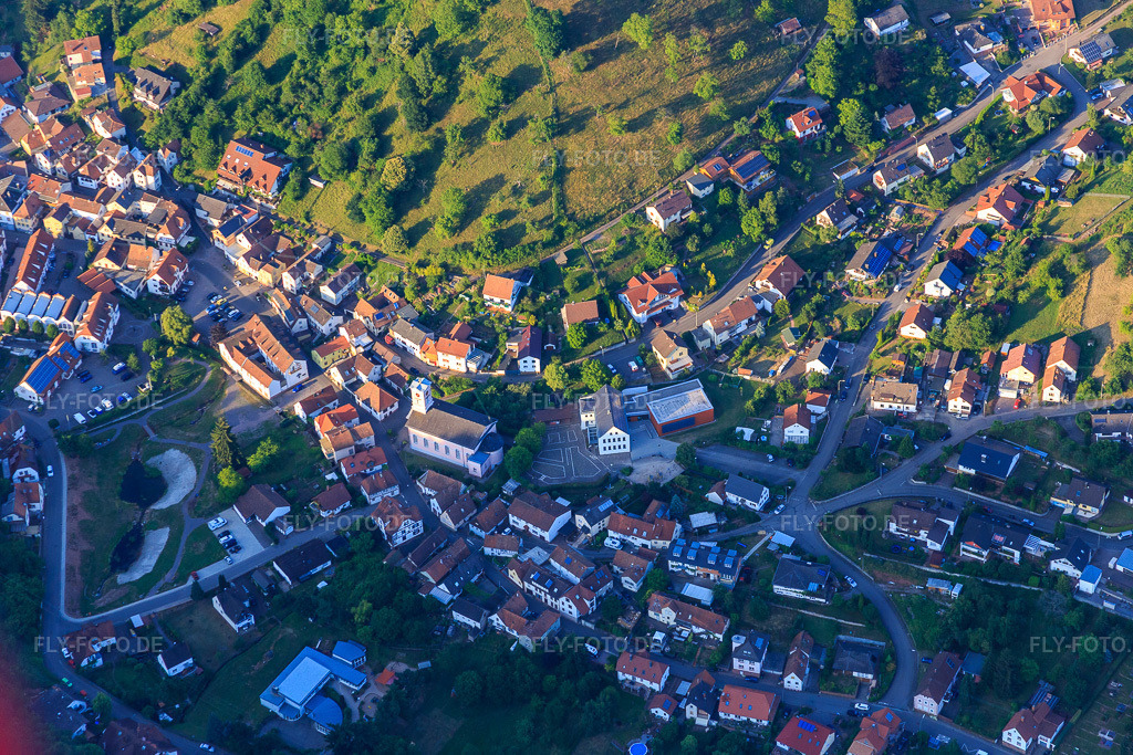 Luftbild: Grundschule Ramberg und St. Laurentius in Ramberg im Bundesland Rheinland-Pfalz in Deutschland.Foto: IMG_082676.jpg vom 25.06.2015 durch Werner Riehm/FLY-FOTO.deGrundschule - RambergPfarrei Annweiler, Bistum Speyer