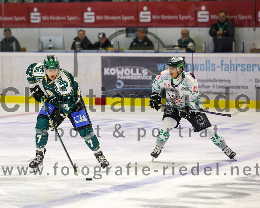 2025-09-21_088_TSV_Erding_gegen_Hoechstadter_Alligators | Erding, Deutschland, 21.09.2025:Eishockey, Oberliga Süd 2025 / 2026, 2. Spieltag, TSV Erding gegen Höchstadter Alligators, Endergebnis: 3:4Louis Trattner (Erding Gladiators, #7), Roman Zap (Höchstadt Alligators, #24)Foto: Christian Riedel / fotografie-riedel.net