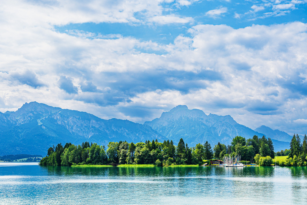 Blick über den Forggensee auf die Allgäuer Alpen bei Füssen | Blick über den Forggensee auf die Allgäuer Alpen bei Füssen.