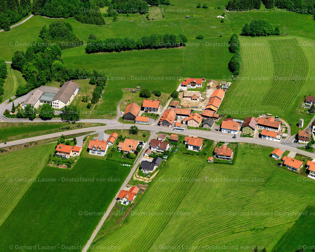 2724141 | HOLZFREYUNG 19.05.2007 Landwirtschaftliche Nutzflächen und Feldgrenzen  umsäumen das Siedlungsgebiet des Dorfes in Holzfreyung im Bundesland Bayern, Deutschland // Agricultural land and field boundaries surround the settlement area of the village  in Holzfreyung in the state Bavaria, Germany Foto: Gerhard Launer