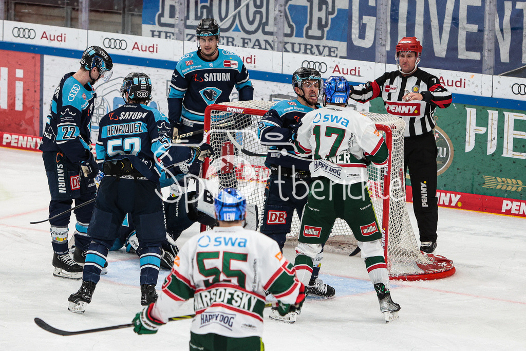 ERC Ingolstadt - Augsburger Panther | Fabio WAGNER (ERC #5) und Ryan KUFFNER (AEV #17) haben sich in den Haaren