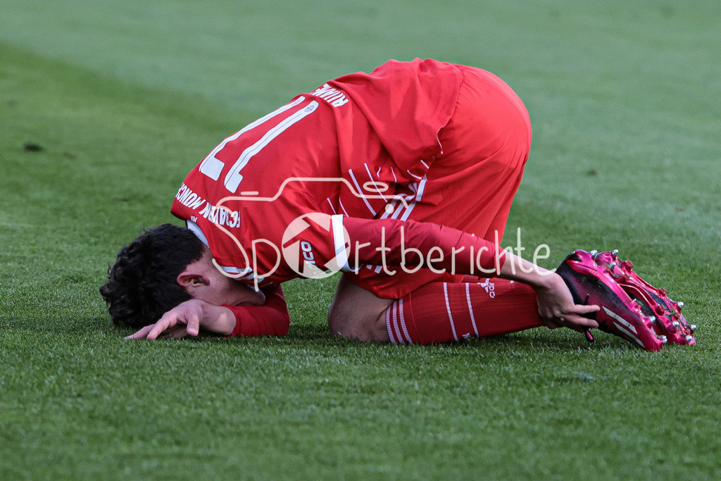 FC Bayern Amateure - FC Augsburg II | Younes AITAMER (FCB #17) liegt verletzt am Boden