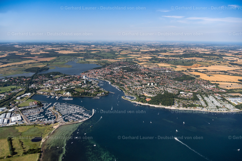 4038120 | NEUSTADT IN HOLSTEIN 07.08.2020 Stadtgebiet und Stadtgebiet mit Außenbezirken und Innenstadtbereich am Küstenbereich der Ostsee in Neustadt in Holstein im Bundesland Schleswig-Holstein, Deutschland. // City area with outside districts and inner city area on coastline of baltic sea in Neustadt in Holstein in the state Schleswig-Holstein, Germany. Foto: Gerhard Launer