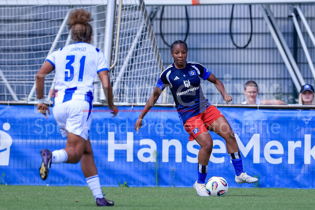 Fussball, Testspiel Frauen, Hamburger SV - Hertha BSC | Celainy Obispo (Hamburger SV, 5) am Ball, Einzelbild, Ganzkörper, Aktion, Action, Spielszene