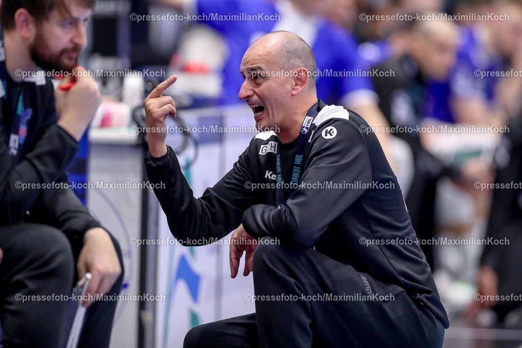 Gum25042501086 | 25.04.2025, Handball, HBL, VfL Gummersbach - 1. VfL Potsdam, Schwalbe-Arena: Cheftrainer Emir Kurtagic (VfL Potsdam) macht seiner Mannschaft eine Ansage