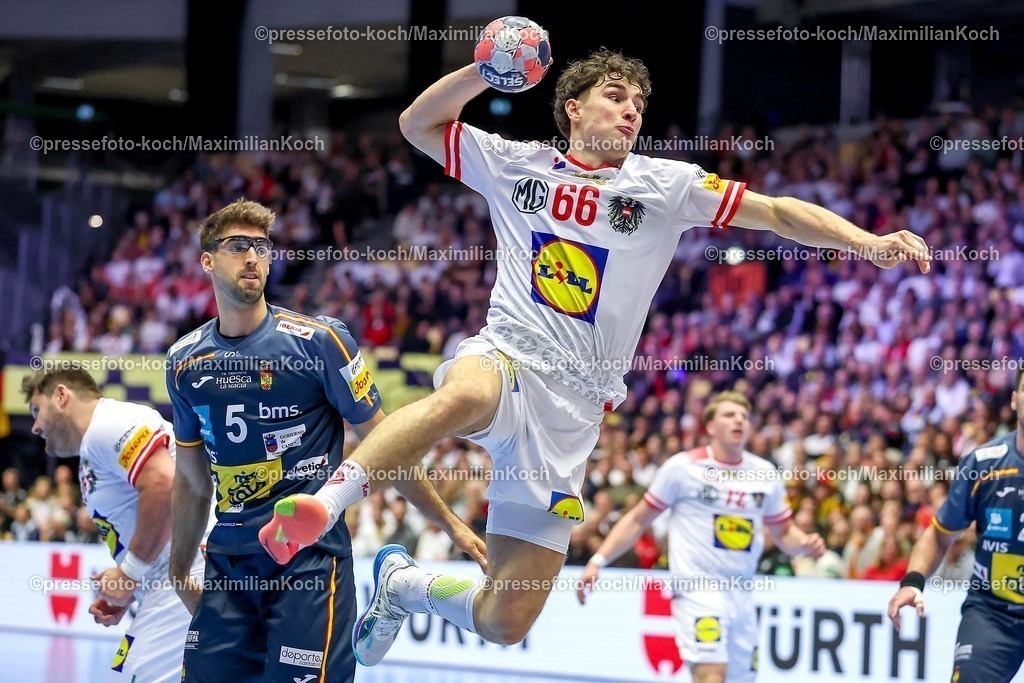 EHF17012601022 | 17.01.2026, Handball, Men's EHF EURO 2026, Österreich - Spanien, Jyske Bank Boxen in Herning, Dänemark, Preliminary Round:  Elias Kofler (Austria #66) im Zweikampf gegen  Antonio Serradilla Cuenca (Espania #05) 