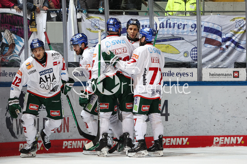 EHC München - Augsburger Panther | Grosser Jubel bei den Panthern nach dem Treffer zum 2-5 durch Mirko SACHER (AEV #12) / Tor / Freude / Torschuetze