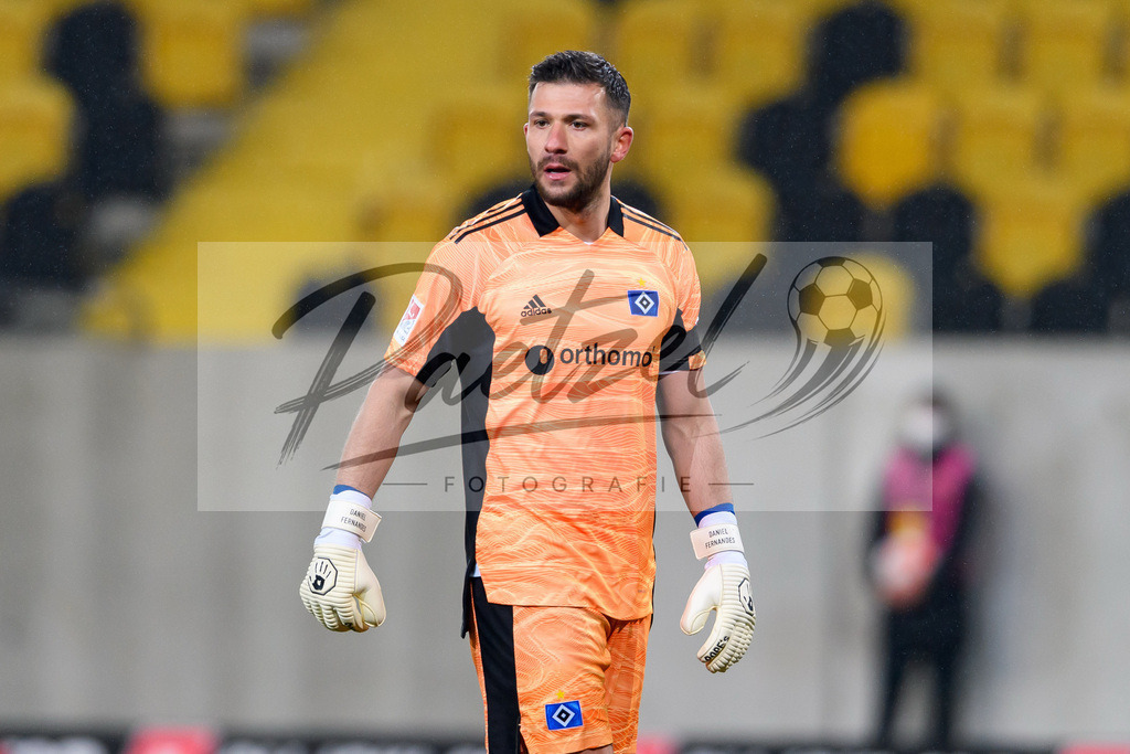 SGDHSV20220114_110 | Fussball, Herren: Torwart Daniel Heuer Fernandes (Hamburger SV) schaut bei dem Spiel der 2. Bundesliga zwischen SG Dynamo Dresden und Hamburger SV im Rudolf-Harbig-Stadion am 14.01.2022 in Dresden, Deutschland.DFB / DFL REGULATIONS PROHIBIT ANY USE OF PHOTOGRAPHS AS IMAGE SEQUENCES AND/OR QUASI-VIDEO. - Realisiert mit Pictrs.com