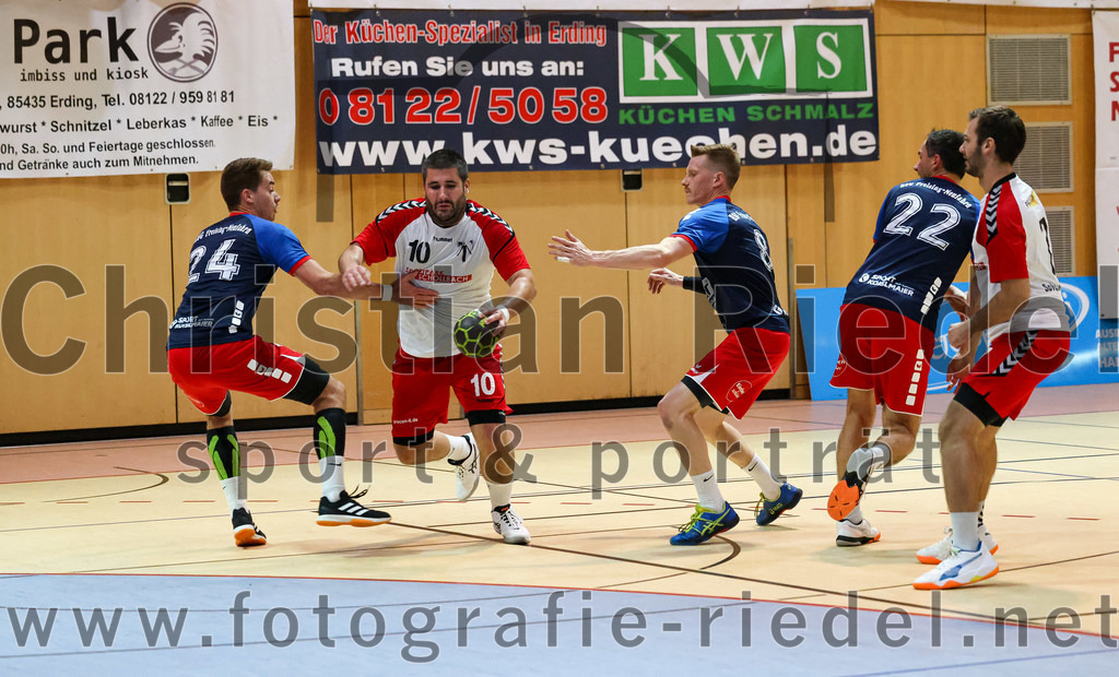 2022-09-24_059_SpVgg_Altenerding_gegen_HSG_Freising-Neufahrn | Erding, Deutschland, 24.09.2022:
Handball, Bezirksoberliga Männer 2022 / 2023, 2. Spieltag, SpVgg Altenerding gegen HSG Freising-Neufahrn, Endergebnis: 18:26

Marius Kerber (HSG Freising-Neufahrn, #14), Christian Loris (SpVgg Altenerding, #10), Konstantin Vopel (HSG Freising-Neufahrn, #8), Tobias Kapser (HSG Freising-Neufahrn, #22), Simon Dybilasz (SpVgg Altenerding, #7)

Foto: Christian Riedel / fotografie-riedel.net