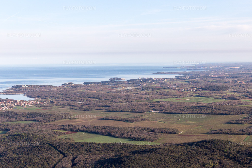 Aerial view: View of the town in Flengi in the state Gespanschaft Istrien, Croatia. – Photo: IMG_106298.jpg taken on 04/14/2018 by Werner Riehm/FLY-FOTO.com – Resolution of the original: 5472 x 3648 px