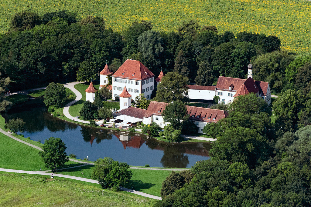dr__0071181.jpg | MüNCHEN 12.08.2021 Das spätgotische ehemalige Jagdschloss Blutenburg an der Pippinger Straße in München-Obermenzing im Bundesland Bayern beherbergt heute u. a. die Internationale Jugendbibliothek  IJB und die Erich Kästner Gesellschaft mit verschiedenen Lesemuseen: Michael-Ende-Museum, den James-Krüss-Turm, Erich-Kästner-Zimmer und Binette-Schroeder-Kabinett. // The former hunting chateau Blutenburg at the Pippinger Strasse in Munich-Obermenzing in the state Bavaria. Foto: Daniel Reiter
