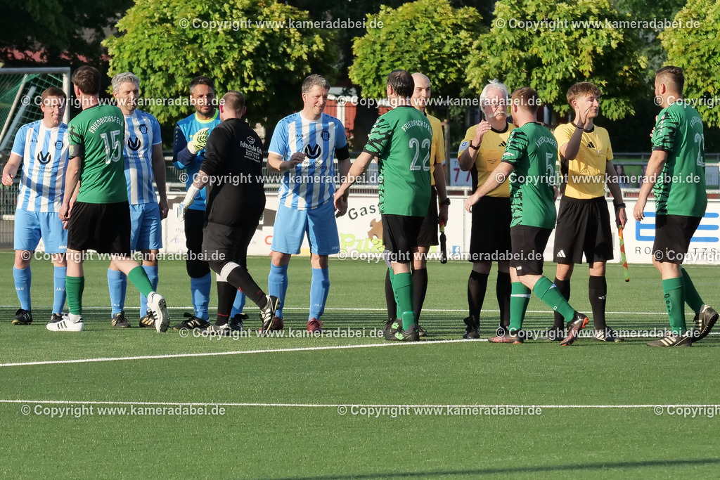 Fußball Kreispokal 25/26 Ü 32 : Spiel um Platz 3 : SV 08/29 Friedrichsfeld - SV Ringenberg AH  2 : 1 | Fußball Kreispokal 25/26 Ü 32 : Spiel um Platz 3 : SV 08/29 Friedrichsfeld - SV Ringenberg AH  2 : 1Spielort : Voerde Friedrichsfeld - Realisiert mit Pictrs.com