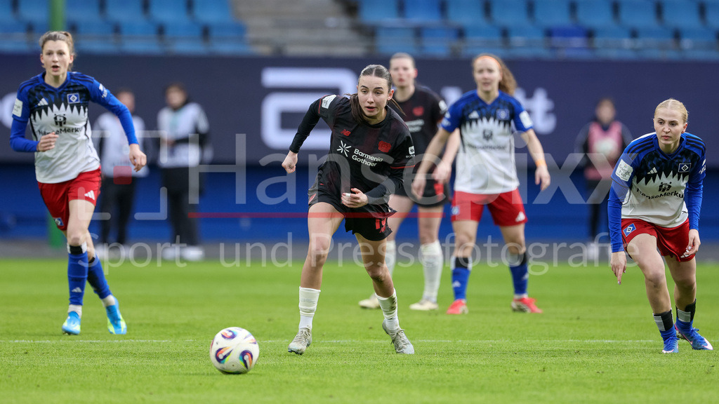 Fussball, Google Pixel Frauen-Bundesliga, Hamburger SV - Bayer 04 Leverkusen | Loreen Bender (Bayer 04 Leverkusen, 19) am Ball, Einzelbild, Ganzkörper, Aktion, Action, Spielszene, DIE DFB-RICHTLINIEN UNTERSAGEN JEGLICHE NUTZUNG VON FOTOS ALS SEQUENZBILDER UND/ODER VIDEOÄHNLICHE FOTOSTRECKEN. DFB REGULATIONS PROHIBIT ANY USE OF PHOTOGRAPHS AS IMAGE SEQUENCES AND/OR QUASI-VIDEO.