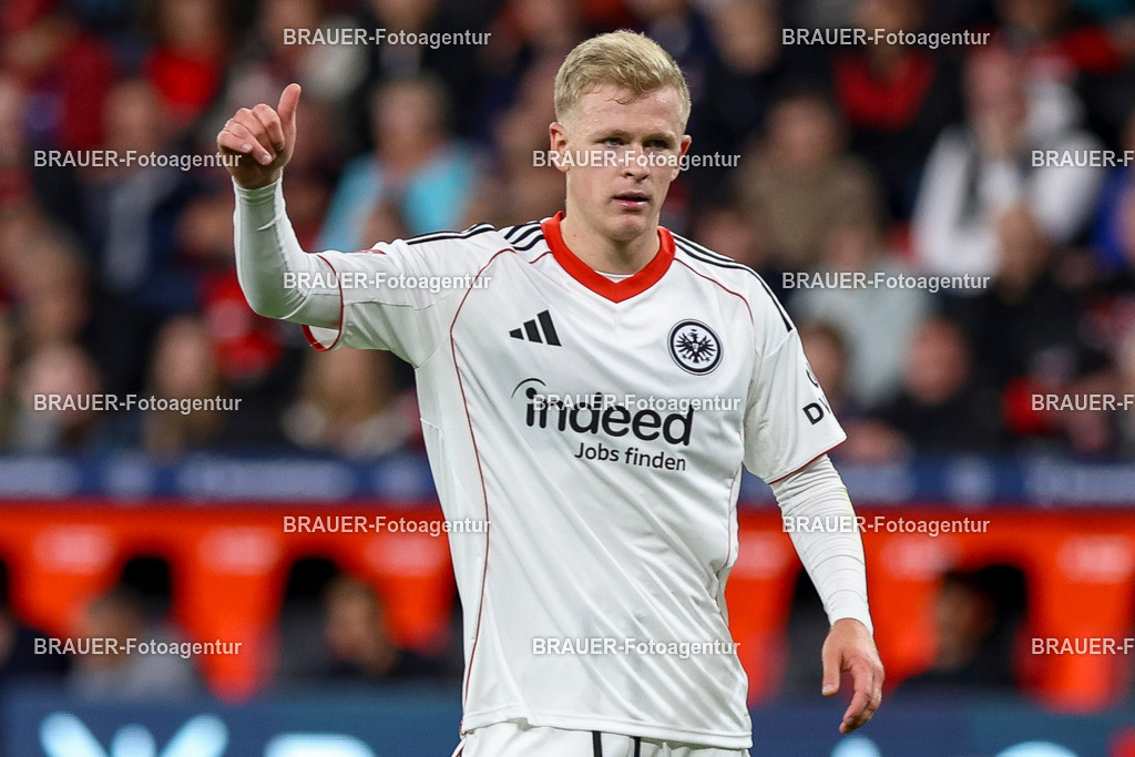Bayer 04 Leverkusen vs Eintracht Frankfurt - Bundesliga  | Leverkusen, Deutschland, 12.09.25:   Jonathan Michael Burkardt (Eintracht Frankfurt) gestikuliert, Gestik waehrend des Spiels der Bundesliga zwischen  Bayer 04 Leverkusen vs Eintracht Frankfurt in der BayArena(Foto von Brauer-Fotoagentur / Adrian Schlueter)