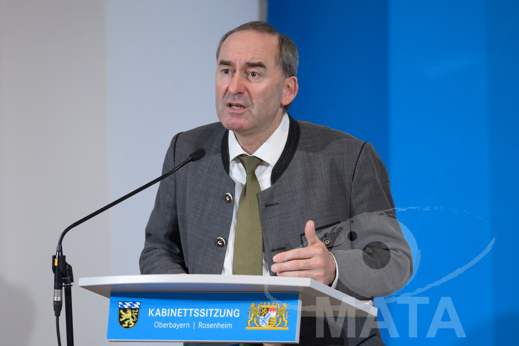 _DW04969 | Bayerns Wirtschaftsminister Hubert Aiwanger (Freie Wähler) Pressekonferenz im Lokschuppen. Rosenheim, 02.12.2025 Bayern Deutschland - Realisiert mit Pictrs.com