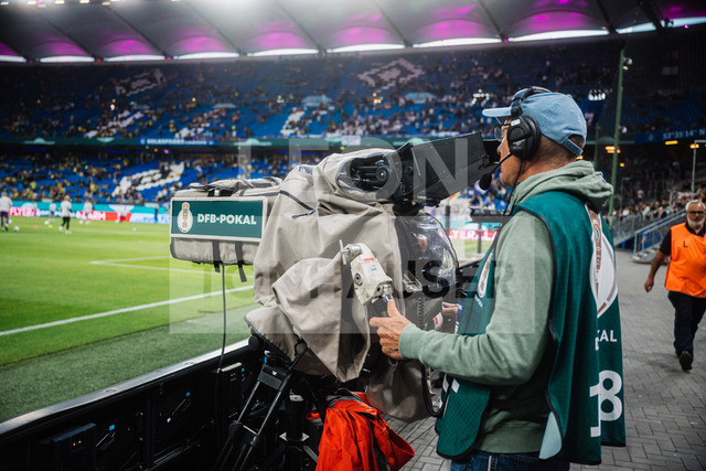 DFB-Pokal: HEBC - Borussia Dortmund, 01.09.2026 | Kameramann bedient die TV Kamera, DFB Pokal Branding; Fußball, DFB-Pokal, 1. Runde: HEBC vs. Borussia Dortmund am 01.09.2026 im Volksparkstadion, HamburgDFB REGULATIONS PROHIBIT ANY USE OF PHOTOGRAPHS AS IMAGE SEQUENCES AND/OR QUASI-VIDEO. - Realisiert mit Pictrs.com