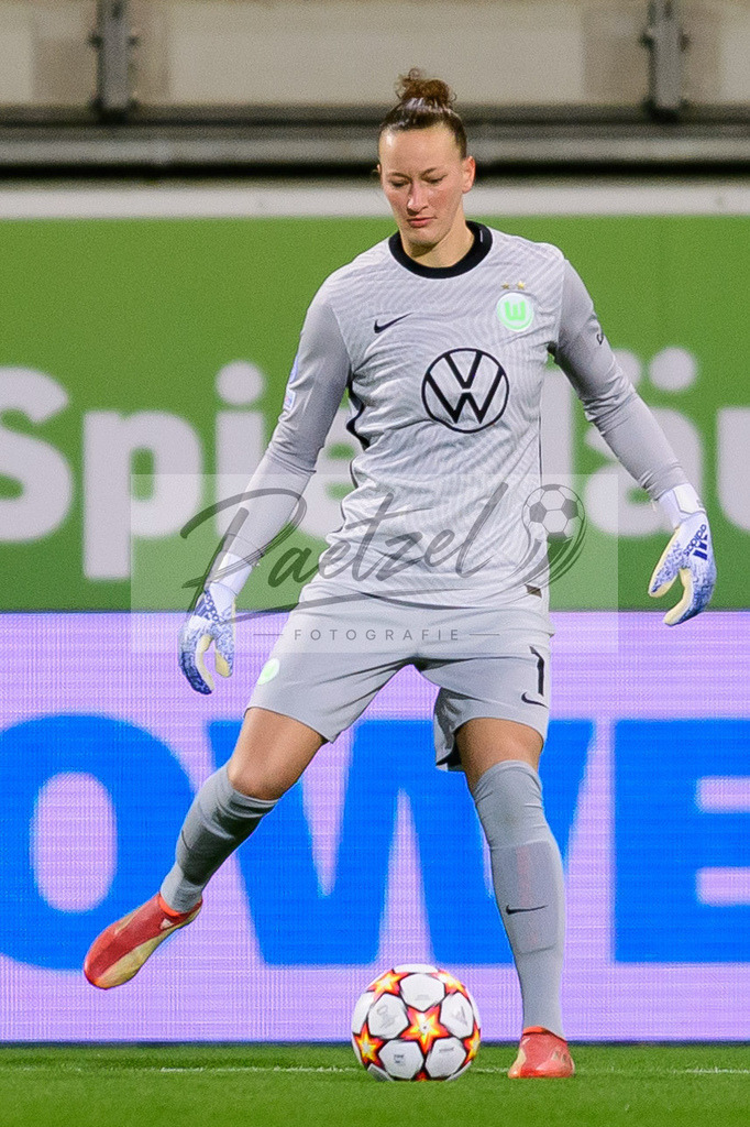 WOBJUV20211118_108 | Fussball, Frauen: Torwart Almuth Schult (VfL Wolfsburg) in Aktion, am Ball, Einzelaktion bei dem Spiel der UEFA Women´s Champions League zwischen VfL Wolfsburg und Juventus Turin im AOK-Stadion am 18.11.2021 in Wolfsburg, Deutschland. - Realisiert mit Pictrs.com