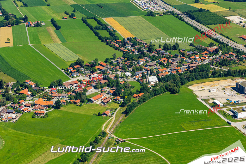 Aktuelles Luftbild von Föching Holzkirchen - Die Luftaufnahme wurde 2022 mittels UL-Flugzeug erstellt ( keine Drohne ) - hochauflösende Kamera-Systeme von  Canon -Beste Qualität - Für grossformatige Ausdrucke geeignet. Die Geschenkidee !