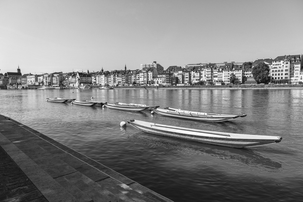 Weidling Boote | Weidling Boote auf dem Rhein in Basel, Schweiz. - Realisiert mit Pictrs.com