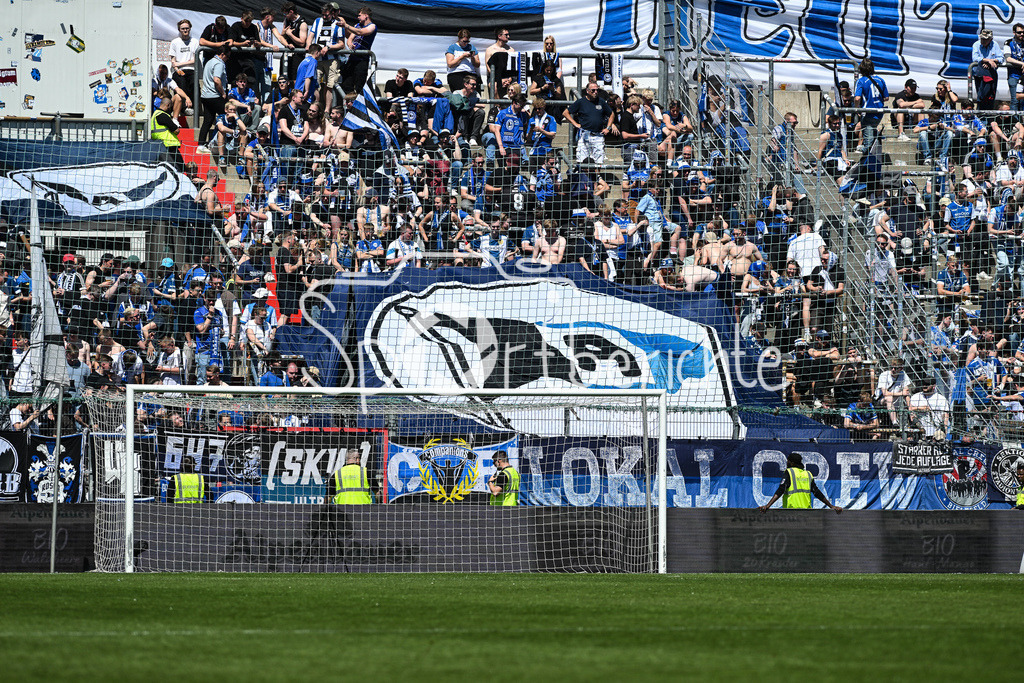 SpVgg Unterhaching - Arminia Bielefeld | die mitgereisten Fans aus Bielefeld machen ordentlich Stimmung / Pyrotechnik / Pyro / Ultras / 3. Liga: SpVgg Unterhaching - Arminia Bielefeld, Uhlsport Park am 11.05.2025