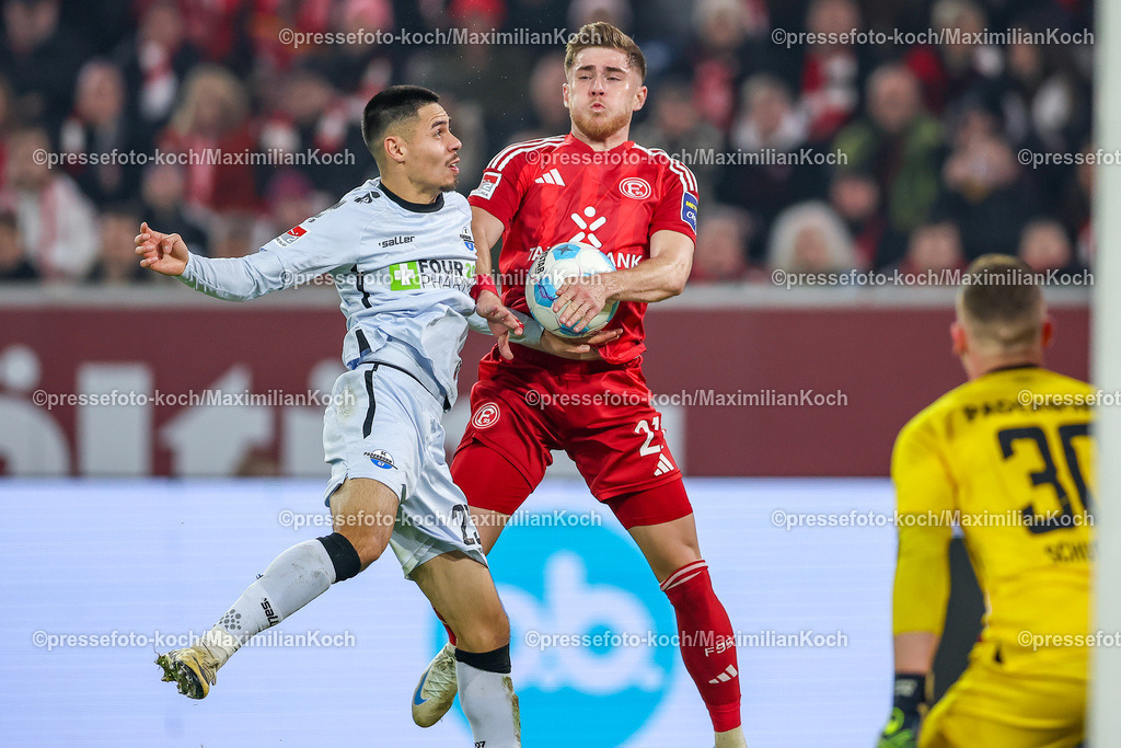 Due09112401043 | 09.11.2024, Fußball, Fortuna Düsseldorf - SC Paderborn 07, 2. Bundesliga, Merkur Spiel-Arena, Saison 2024 2025: Zweikampf Tim Rossmann (Fortuna Düsseldorf #21) gegen Raphael Obermair (Paderborn #23) Kopfball KopfballduellDFB regulations prohibit any use of photographs as image sequences and or quasi-video.