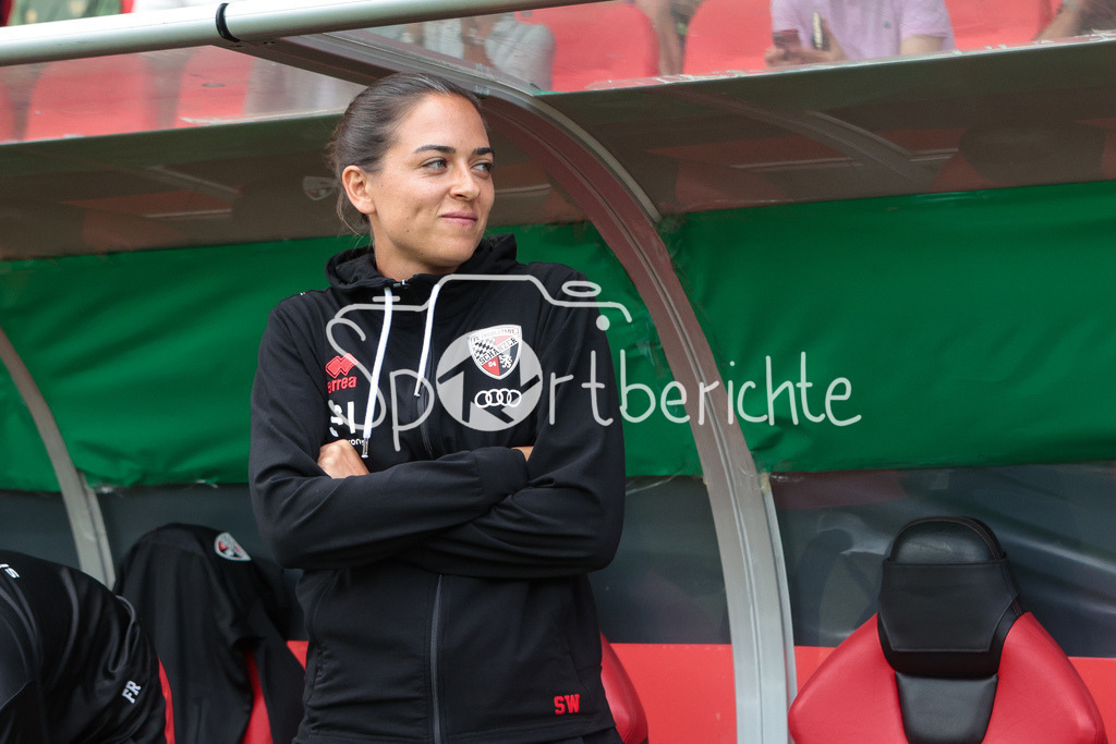 FC Ingolstadt - 1. FC Kaiserslautern | Im Bild FC Ingolstadt Trainerin Sabrina WITTMANN / vor der Partie auf der Trainerbank / Freisteller / Einzelfoto