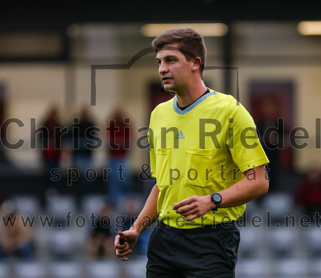 2023-08-09_077_FC_Schwaig_gegen_TuS_Geretsried | Deutschland, 09.08.2023:
Fußball, Landesliga Südost 2023 / 2024, 5. Spieltag, FC Schwaig gegen TuS Geretsried, Endergebnis: 4:1

Schiedsrichter Alexander Stadler

Foto: Christian Riedel / fotografie-riedel.net