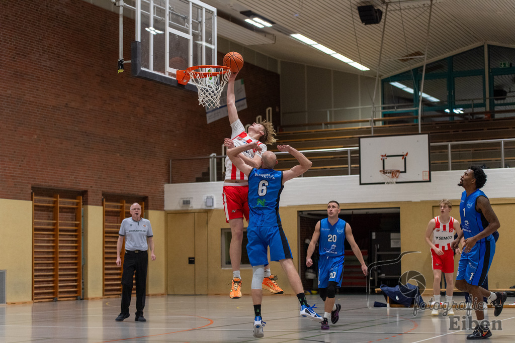 TSG Westerstede-Fortuna Logabirum | Basketball 2. Regionalliga; TSG Westerstede 2 (weiß)- Fortuna Logabirum (blau) am 12.12.2025 in Westerstede (Hössensportzentrum), Photo: Philip Eiben 2025 - Realisiert mit Pictrs.com